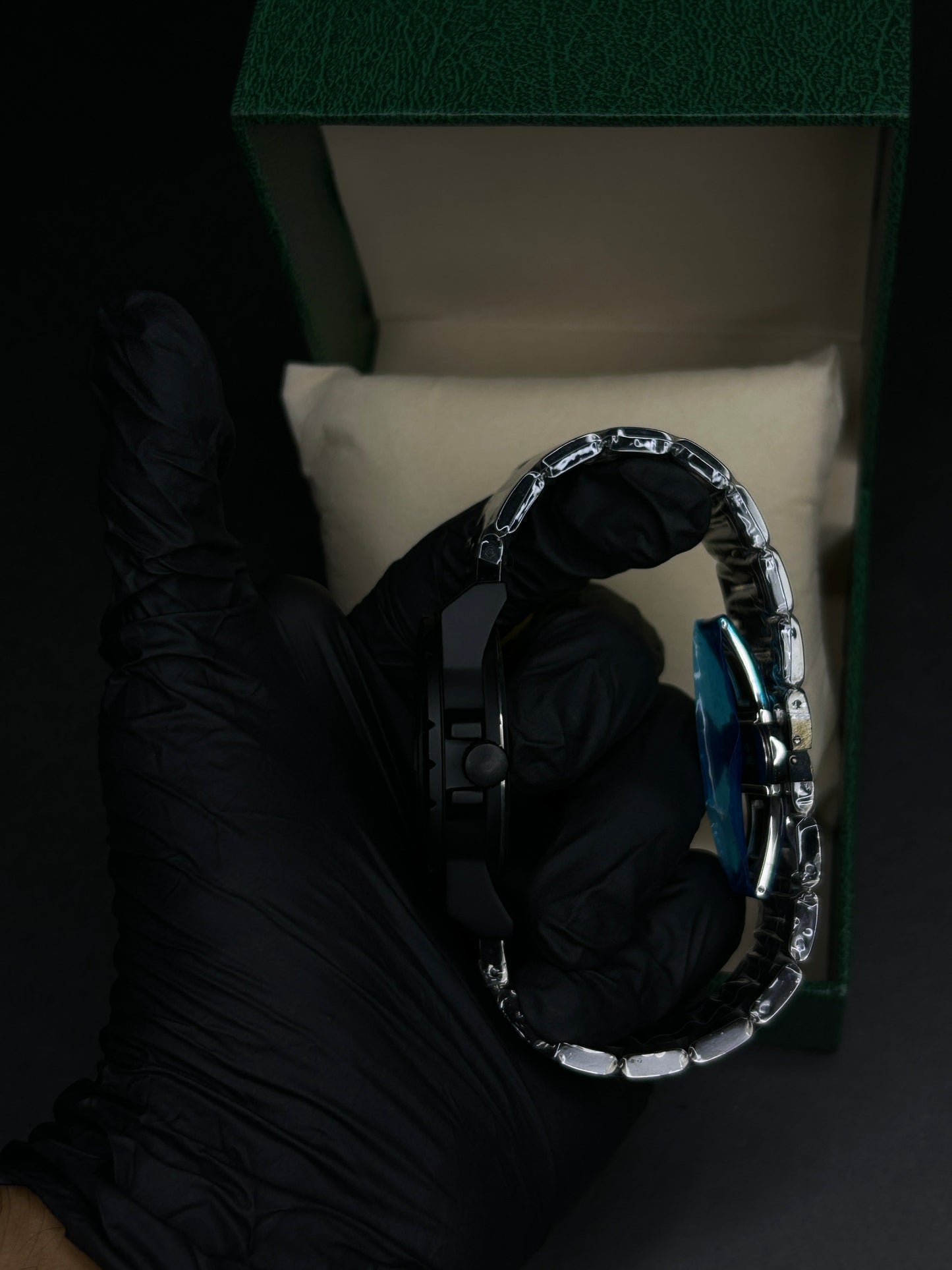 EMERALD Arm-Less Watch